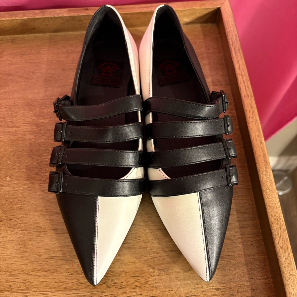 Black and White Dagger Flats NWOT